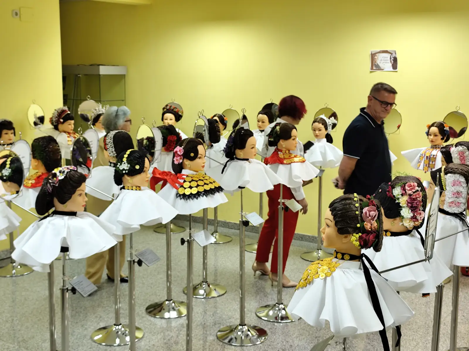 "Ogledalo-tradicijske frizure Hrvatske, ljepota u prošlosti, nadahnuće za budućnost"