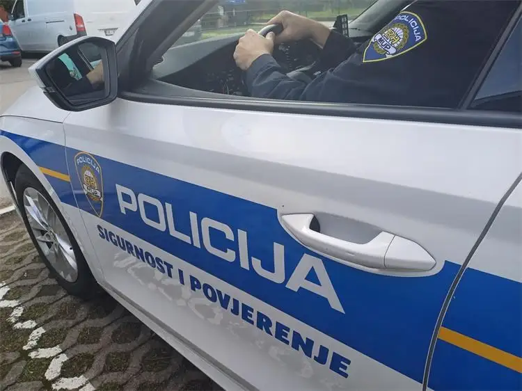 Prešla u suprotnu traku pa se zabila u teretnjak: Jedna osoba lakše ozlijeđena