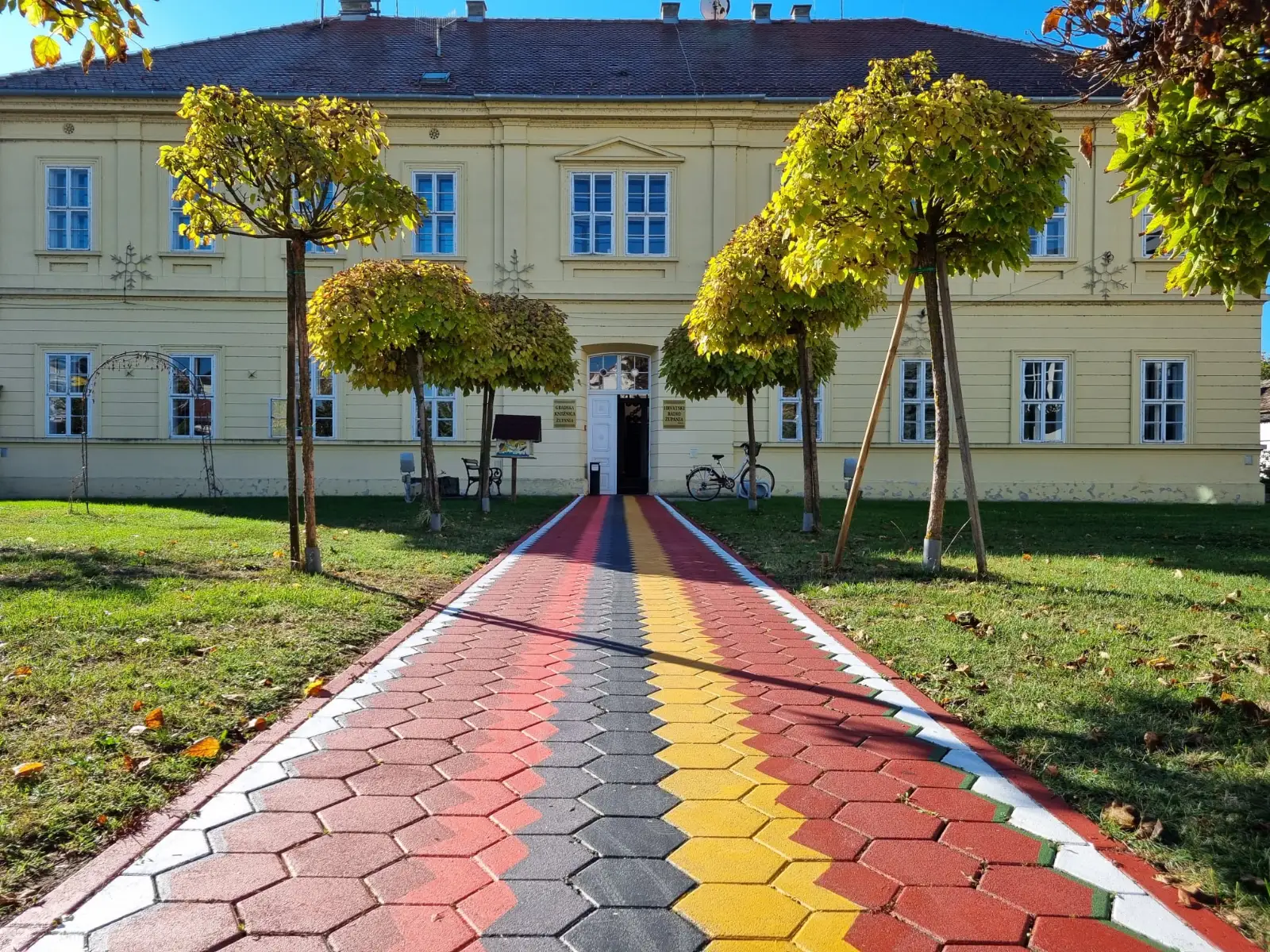 Šare županjskog špenzleta osvanule na stazi ispred ulaza u Gradsku knjižnicu Županja