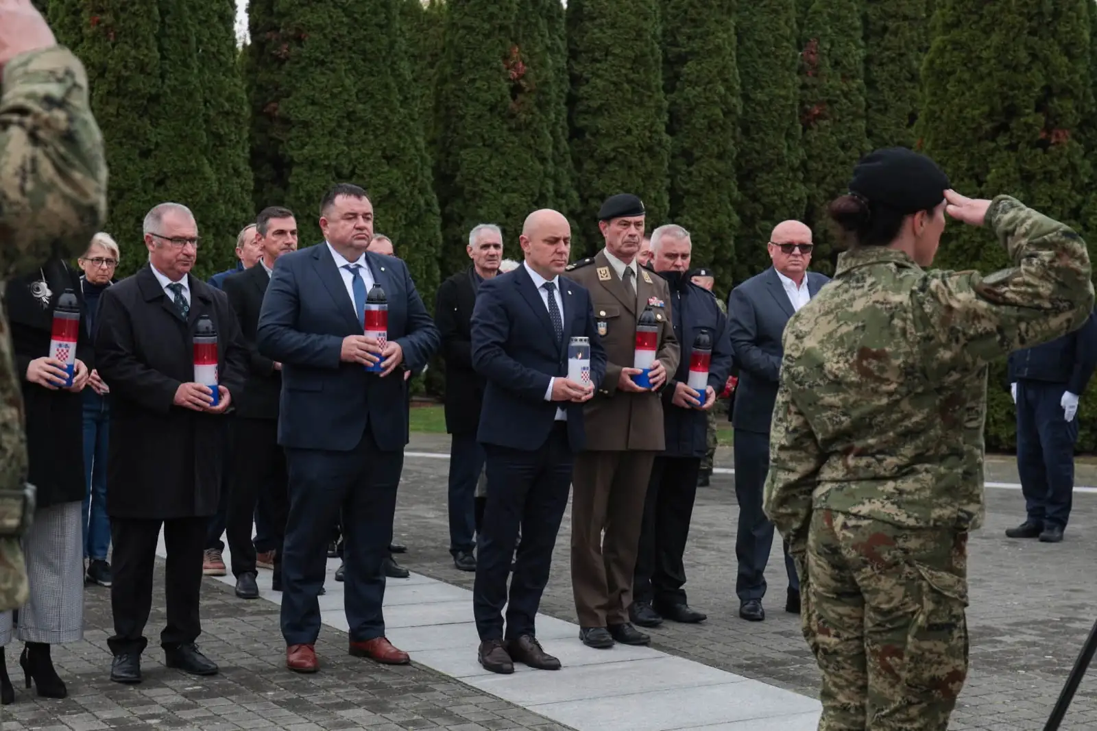 Župan Bosančić i brojna izaslanstva odali počast poginulim braniteljima i civilnim žrtvama