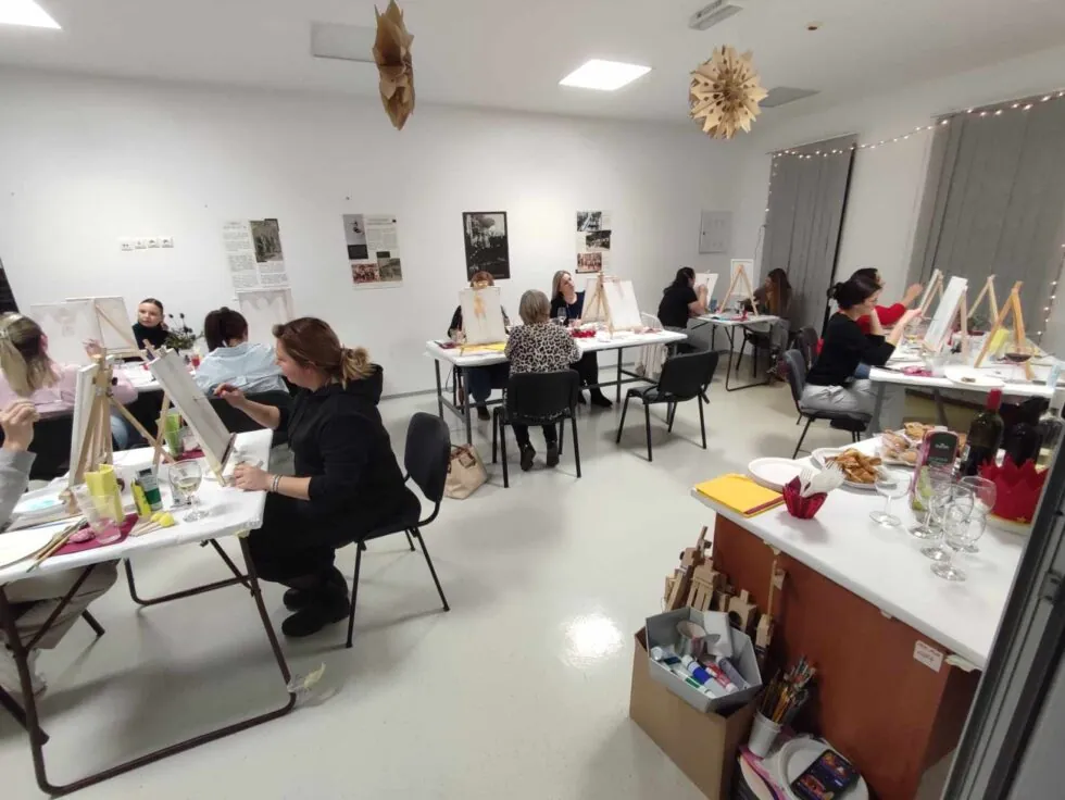 Predbožićna „Wine & Paint“ radionica u Narodnoj knjižnici i čitaonici Gunja
